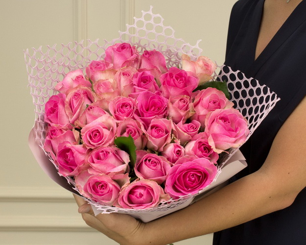 Букет із 31 рожевої троянди в упакуванні