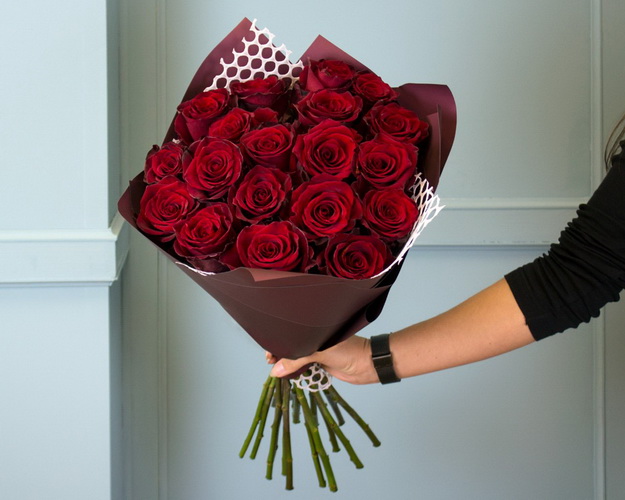 Букет із 15 троянд червоних в упакуванні