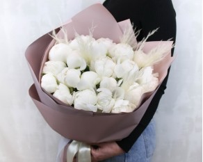 Букет з 21 білої півонії у стильній упаковці