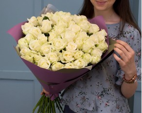 Букет із 51 білої троянди в упакуванні