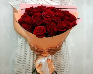 Букет із 21 троянди червоної в упакуванні