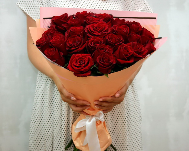 Букет із 21 троянди червоної в упакуванні