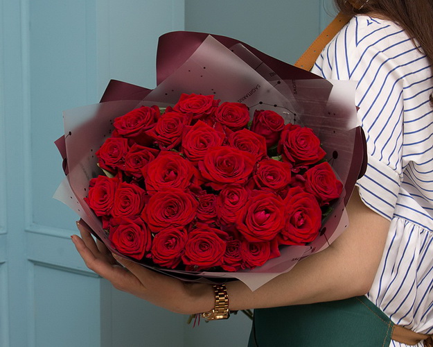 Букет із 25 червоних троянд в упакуванні