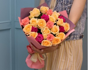 Букет із 25 троянд мікс кремових кольорів в упакуванні