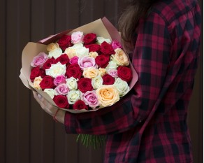 Букет із 51 троянди мікс червоних кольорів в упакуванні