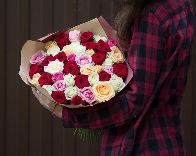 Букет із 51 троянди мікс червоних кольорів в упакуванні