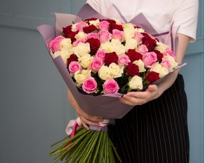 Букет із 75 троянд мікс в упакуванні