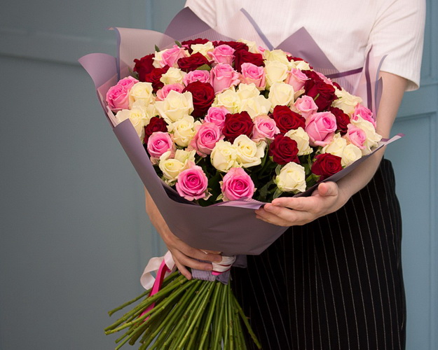 Букет із 75 троянд мікс в упакуванні