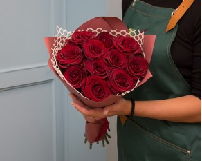 Букет із 11 троянд червоних в упакуванні
