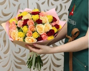 Букет із 45 троянд кремовий мікс в упакуванні