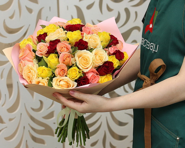 Букет із 45 троянд кремовий мікс в упакуванні