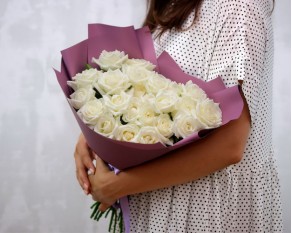 Букет з 25 білих троянд в упакуванні