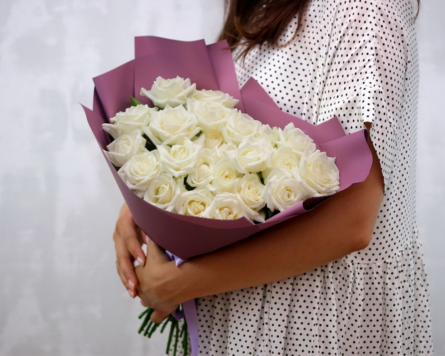 Букет з 25 білих троянд в упакуванні