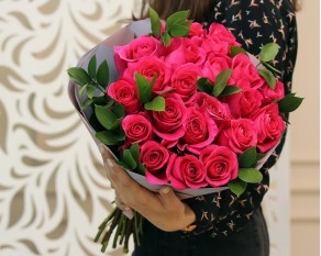 Букет із 21 троянди малинової із зеленню та упакуванням