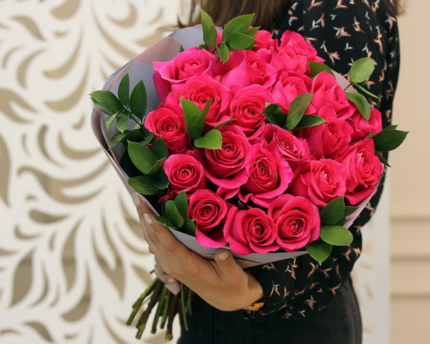 Букет із 21 троянди малинової із зеленню та упакуванням