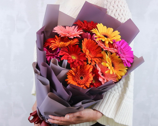 Букет з 15 гербер стандарт мікс у стильній упаковці