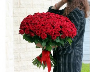 Букет із 101 червоної троянди