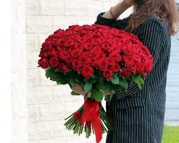Букет із 101 червоної троянди