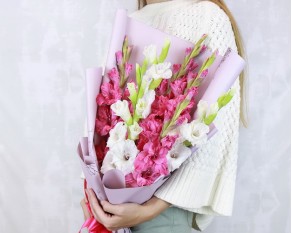 Букет із 7 гладіолусів у стильній упаковці.