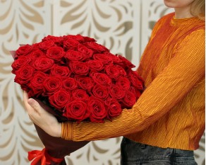 Букет із 51 червоної троянди в упакуванні
