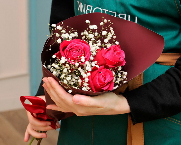 Букет із 3 малинових троянди