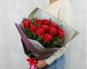 Букет з 15 червоних троянд з евкаліптом