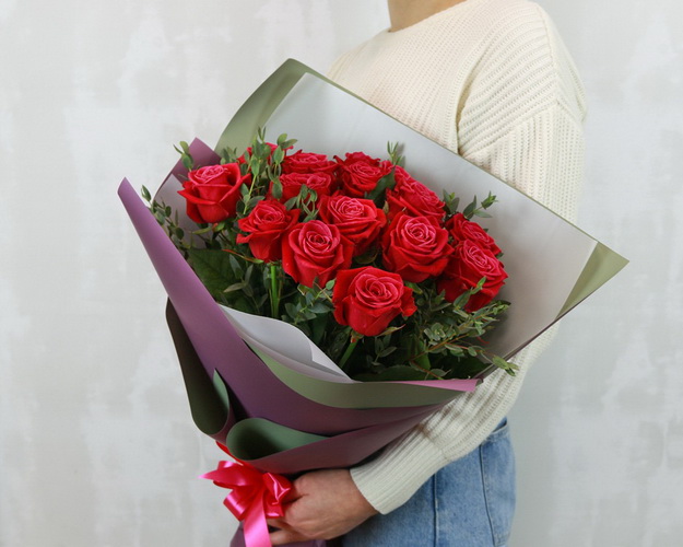 Букет з 15 червоних троянд з евкаліптом