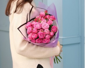 Букет з 7 троянд піоновидних кущових в упакуванні