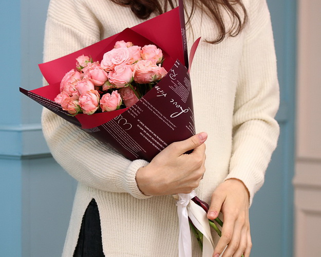 Букет з 7 кущових піоновидних троянд