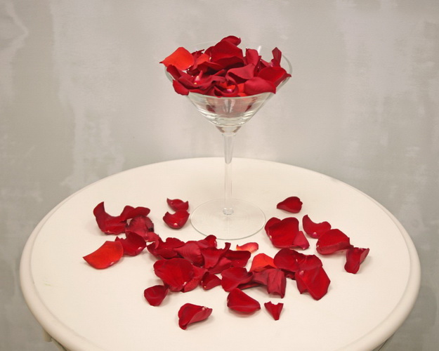 Яскраво-бордові Пелюстки троянд