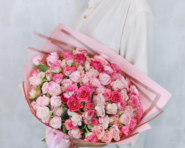 Букет із 35 кущових троянд ніжний мікс у стильній упаковці
