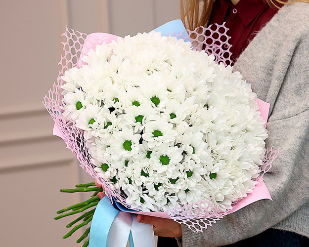 Букет із 25 білих кущових хризантем в дизайнерській упаковці
