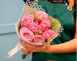 Букет із 7 рожевих троянд в упакуванні