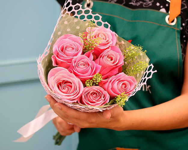 Букет із 7 рожевих троянд в упакуванні