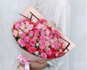 Букет із 25 кущових троянд ніжний мікс у стильній упаковці