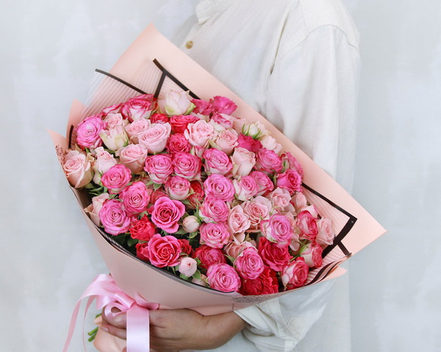 Букет із 25 кущових троянд ніжний мікс у стильній упаковці