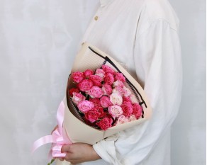 Букет із 9 кущових троянд ніжний мікс у стильній упаковці