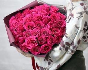 Букет із 35 імпортних малинових троянд в упакуванні