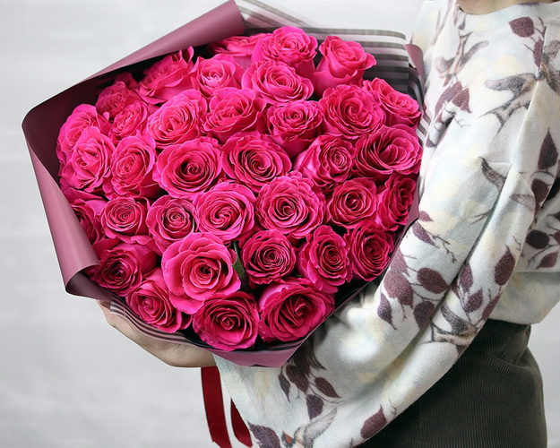 Букет із 35 імпортних малинових троянд в упакуванні