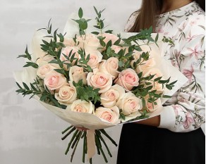 Букет із 25 троянд пудрового кольору з евкаліптом в упакуванні