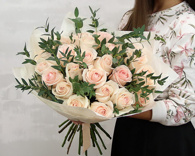 Букет із 25 троянд пудрового кольору з евкаліптом в упакуванні