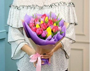 Букет із 25 піоноподібних тюльпанів яскравий мікс у фіолетовій упаковці
