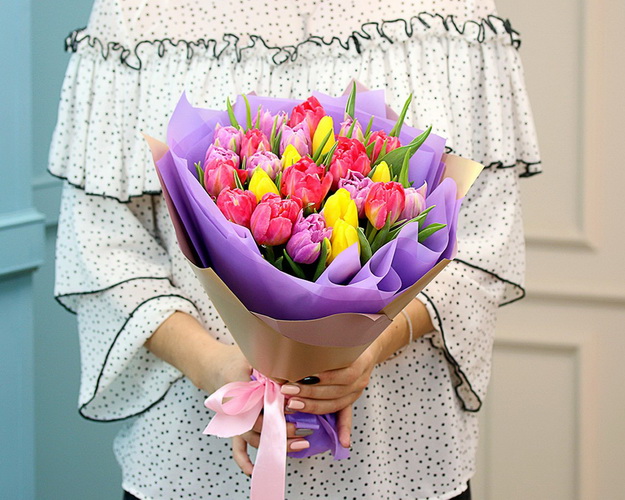 Букет із 25 піоноподібних тюльпанів яскравий мікс у фіолетовій упаковці