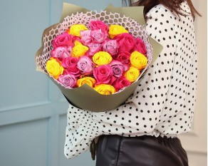 Букет із 25 імпортних троянд фіолетовий мікс в упакуванні