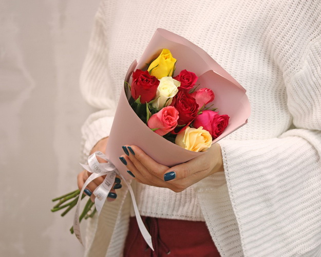 Букет комплімент із 9 троянд яскравий мікс в упаковці