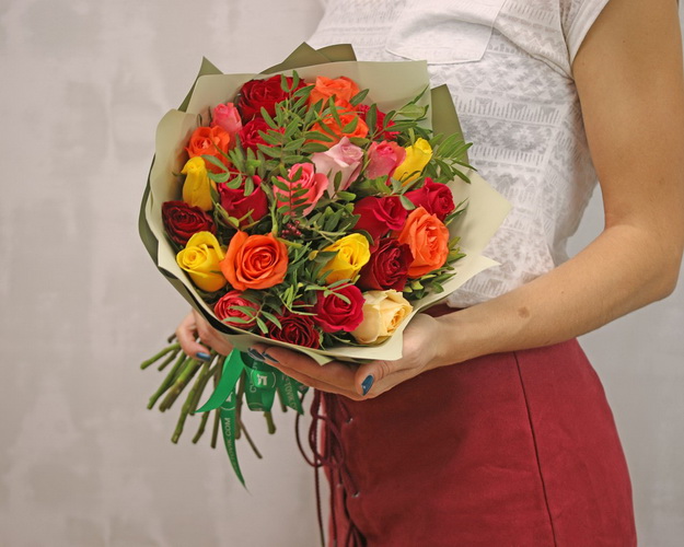 Букет із 25 троянд помаренджевий мікс з зеленню та упакуванням