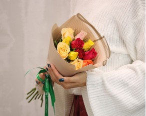 Букет із 11 троянд кольоровий мікс в упакуванні