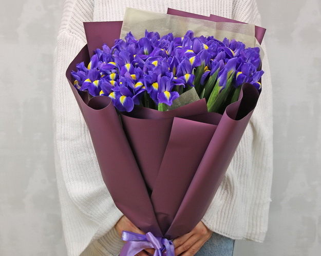 Букет із 51 синього ірису в стильній упаковці.