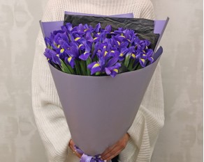 Букет із 35 синіх ірисів у стильній упаковці.