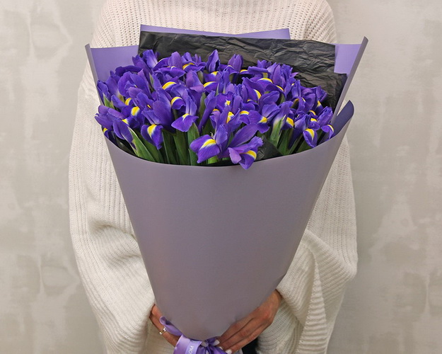 Букет із 35 синіх ірисів у стильній упаковці.